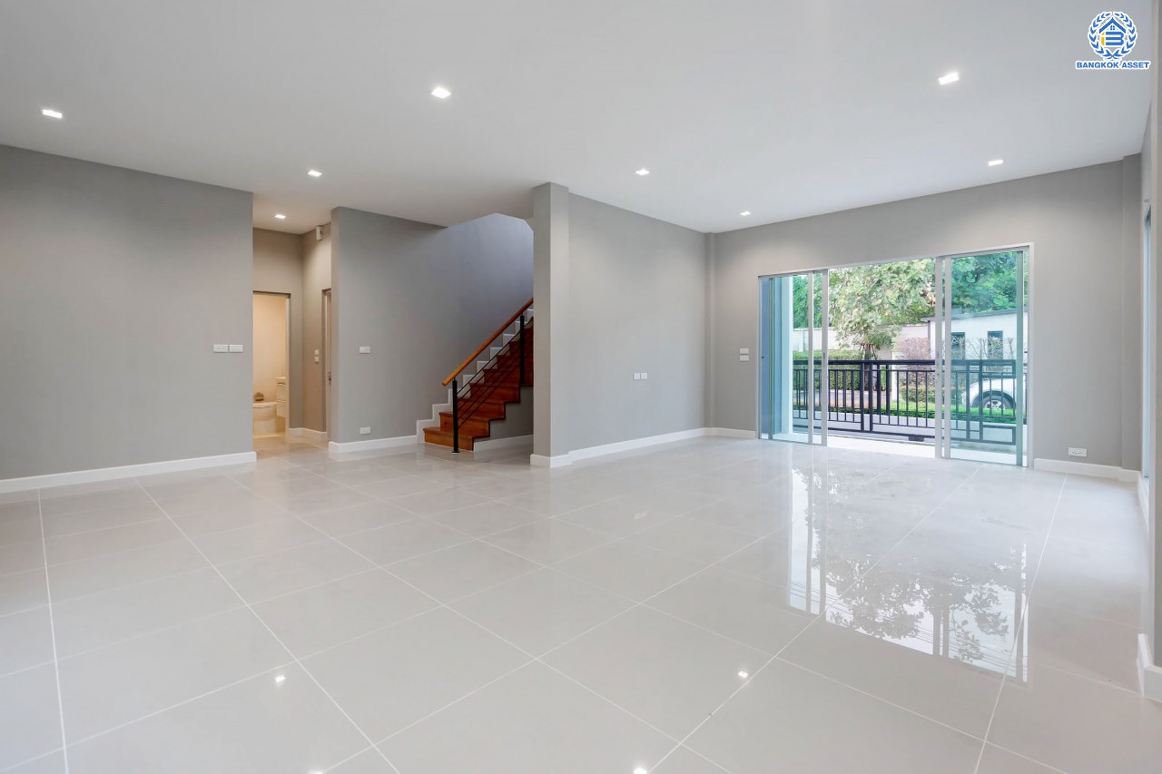 บ้านมือสองตกแต่งใหม่ โครงการ ไลฟ์บางกอกบูเลอวาร์ด ราชพฤกษ์-รัตนาธิเบศร์ เนื้อที่ 63 ตร.ว. ดีไซน์ตอบทุกไลฟ์สไตล์ ฟังก์ชัน 3 ห้องนอน 5 ห้องน้ำ 1 ห้องแม่บ้าน จอดรถได้ 2 คัน บนทำเลติดถนนราชพฤกษ์ ใกล้โรงเรียนเด่นหล้า  ห้าง Robinson Lifestyle Ratchaphruek เชื่อมต่อทุกเส้นทาง ใกล้รถไฟฟ้าสายสีชมพู "สถานีปากเกร็ด" และจุดขึ้นทางด่วน "ศรีรัช"